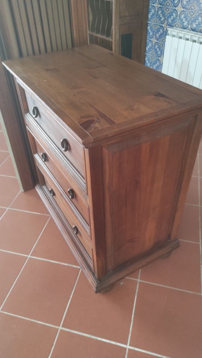 Cómoda em madeira de 3 gavetas