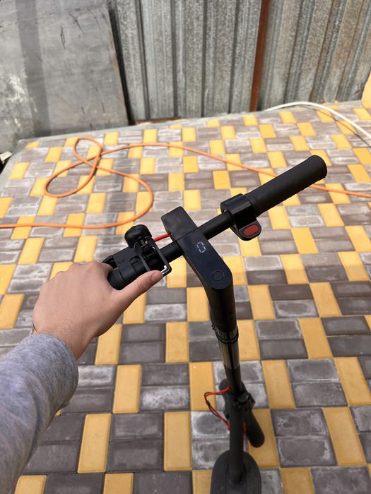 Продам электросамокат Xiaomi Mi Scooter Pro.