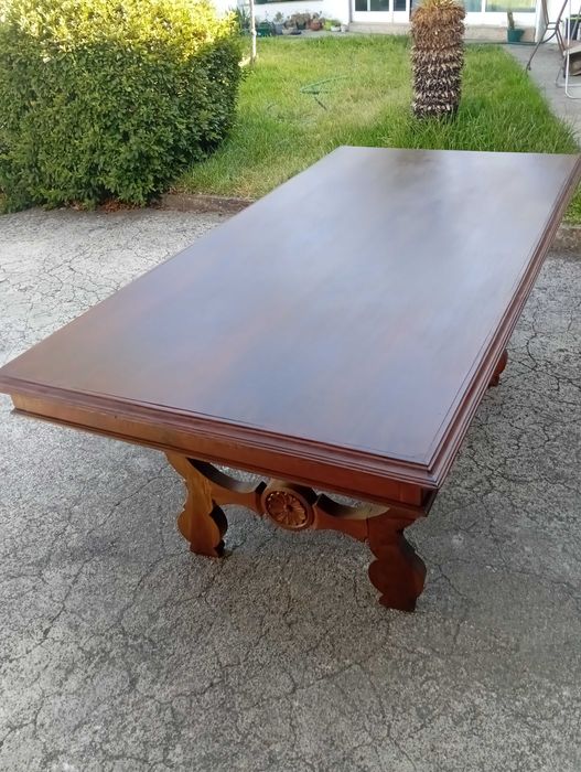 Mesa de jantar em madeira  maciça e 6 cadeiras em madeira e couro