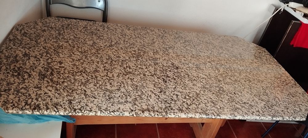 Mesa de cozinha em granito