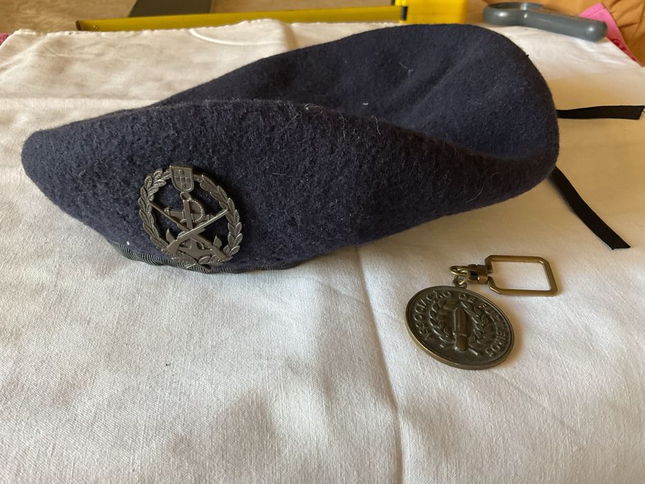 Boina militar de fuzileiro e porta chaves