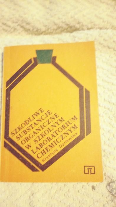 Szkodliwe substancje organiczne w szkolnym laboratorium chemicznym.