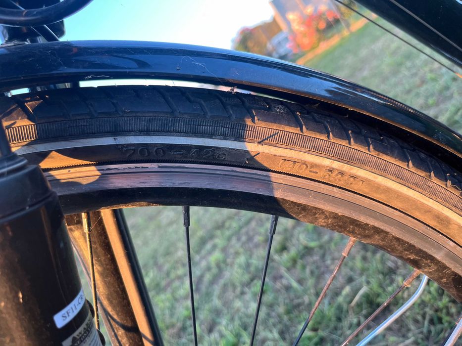 Rower trekkingowy - miejski 28", stan bdb, amortyzatory, oświetlenie