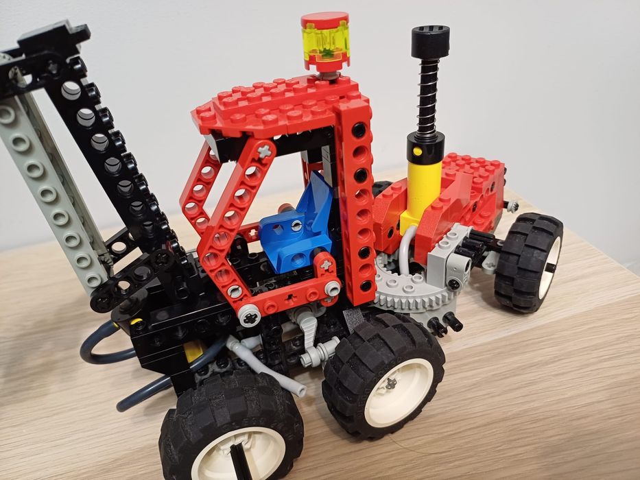 LEGO 8443 Technic Pneumatyczny Traktor leśny