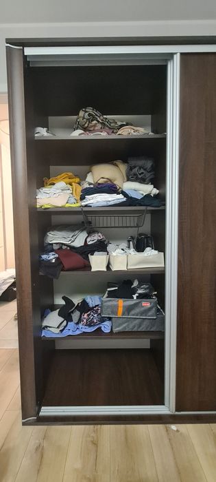 brązowa drewniana garderoba