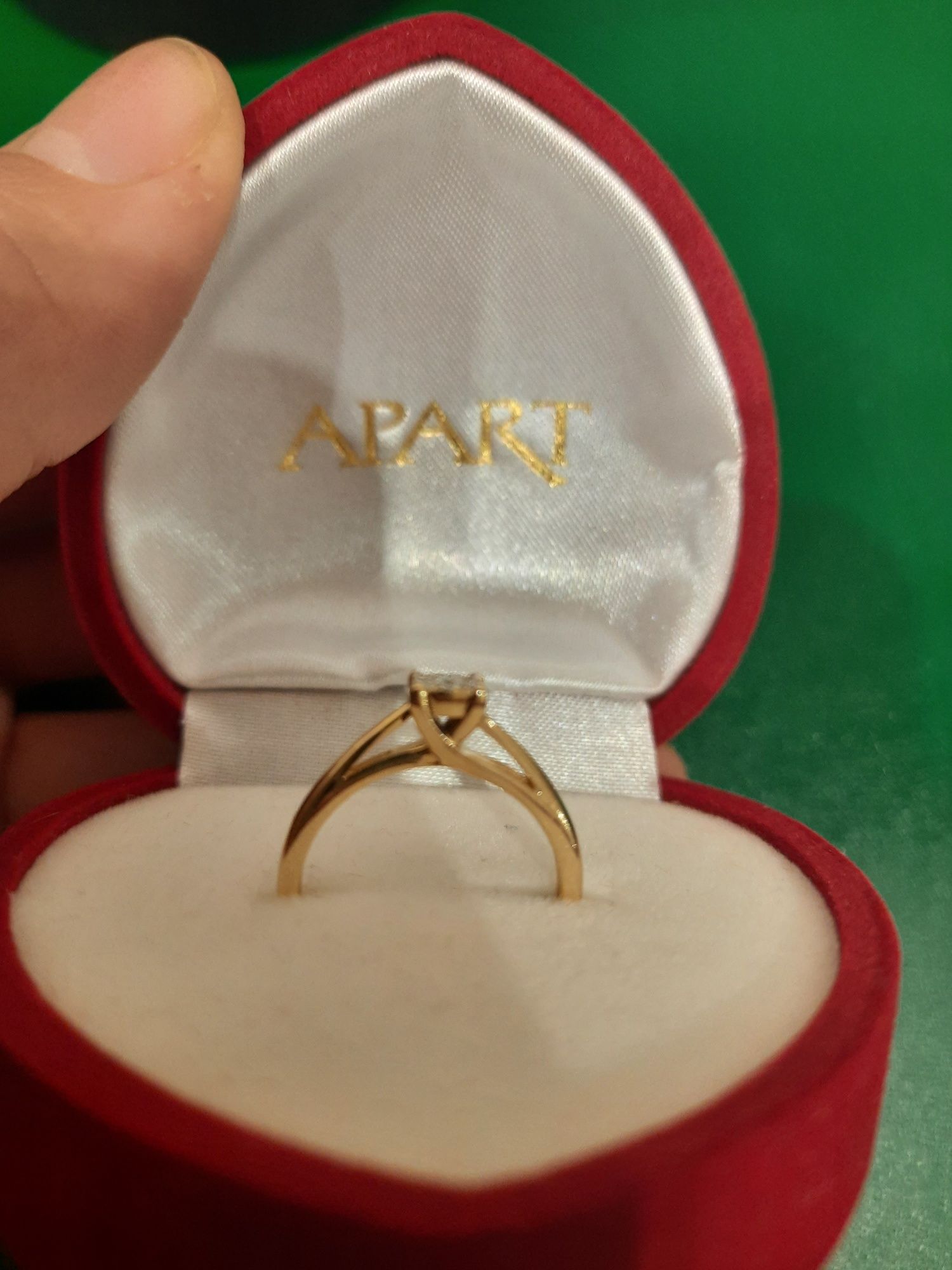 Złoty pierścionek z brylancikami APART