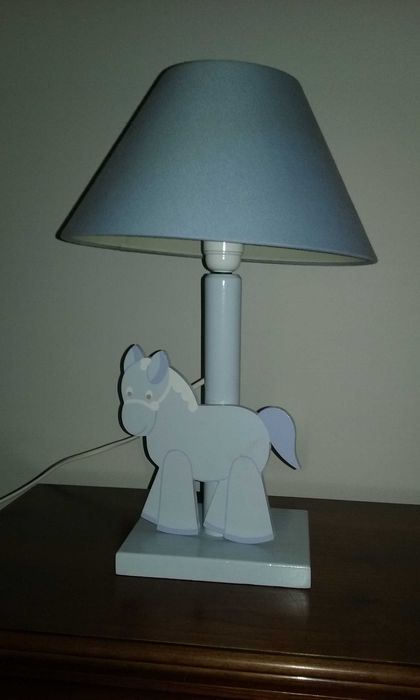 Candeeiro e cabide de quarto de criança