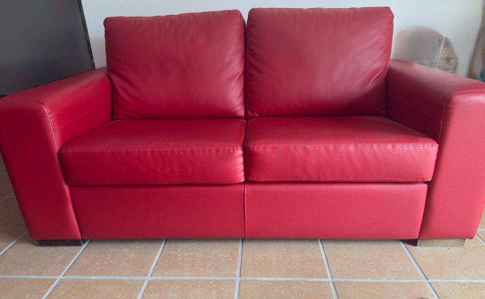 Sofá em pele de sala vermelho