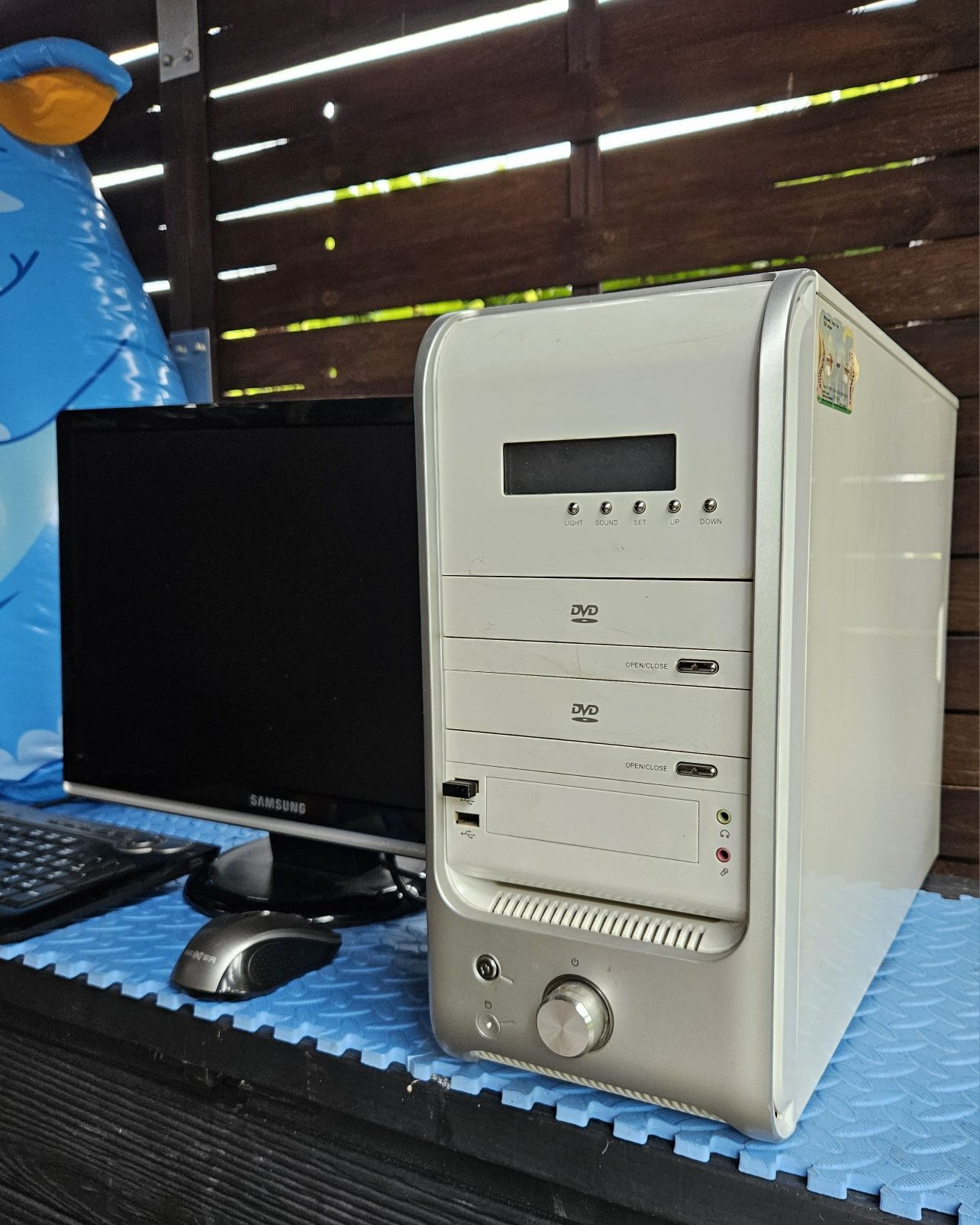 Komputer stacjonarny, monitor Samsung, klawiatura , mysz. Zestaw, win7