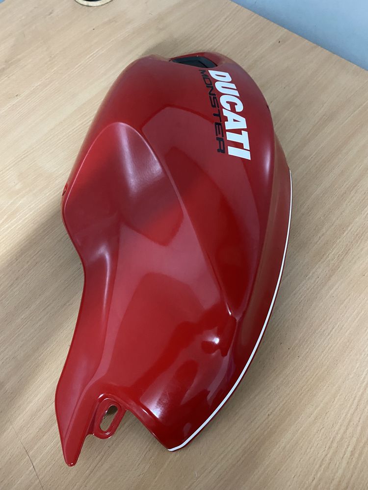 Osłona Nakładka Zbiornik Ducati Monster 696 owiewka bok 4803/2601B