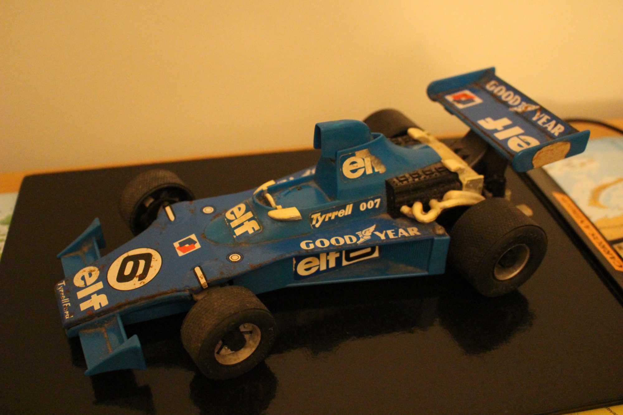 Tyrrell Ford a pilhas Vintage