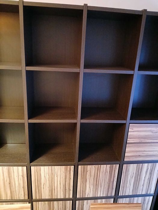 Estante grande com arrumacao