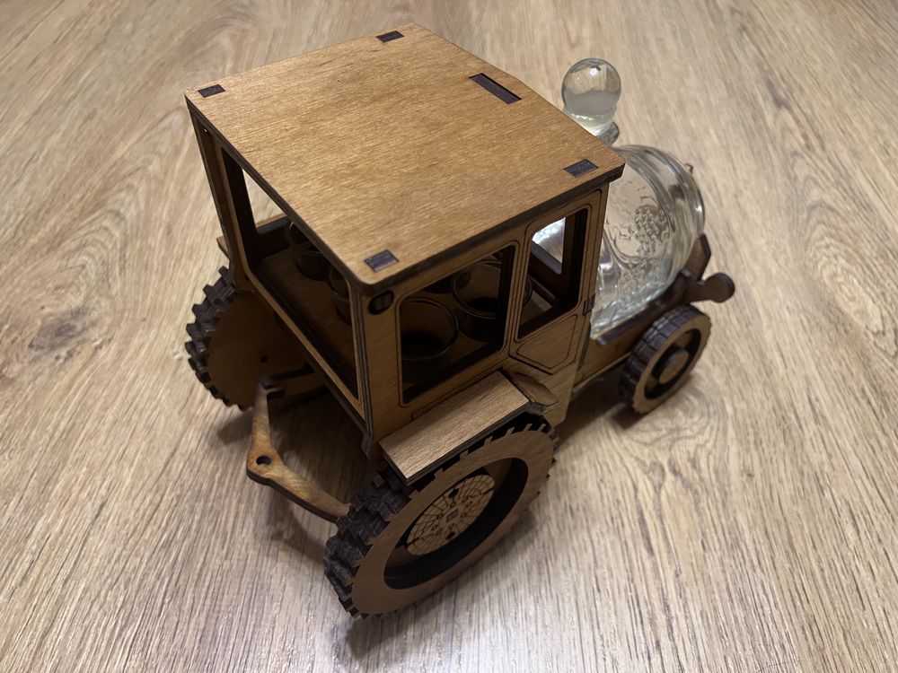Мужской подарочный деревянный мини-бар ручной работы Трактор