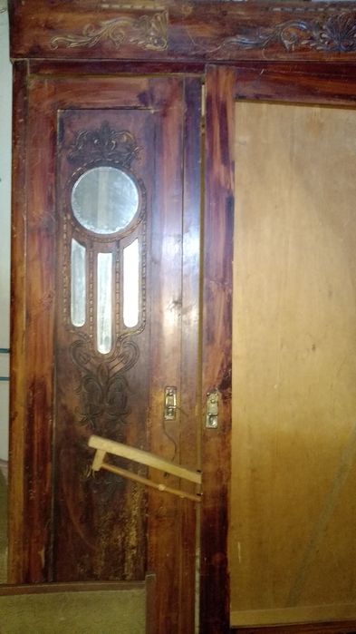 Старинный шкаф мебель