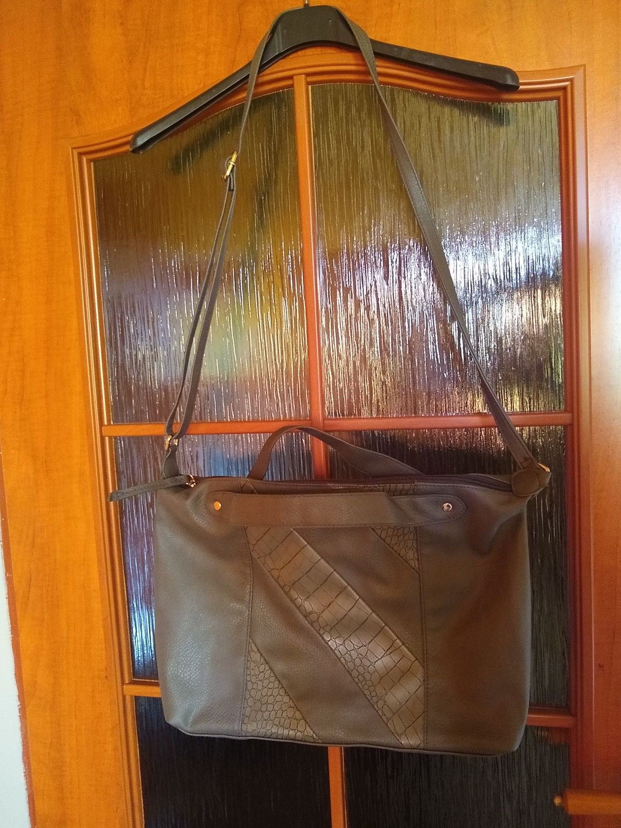 AVON  Elegancka lekka torba z ekologicznej skóry, 43 x 29 cm