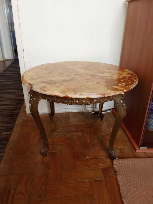 Mesa redonda com um tampo feito de ónix.