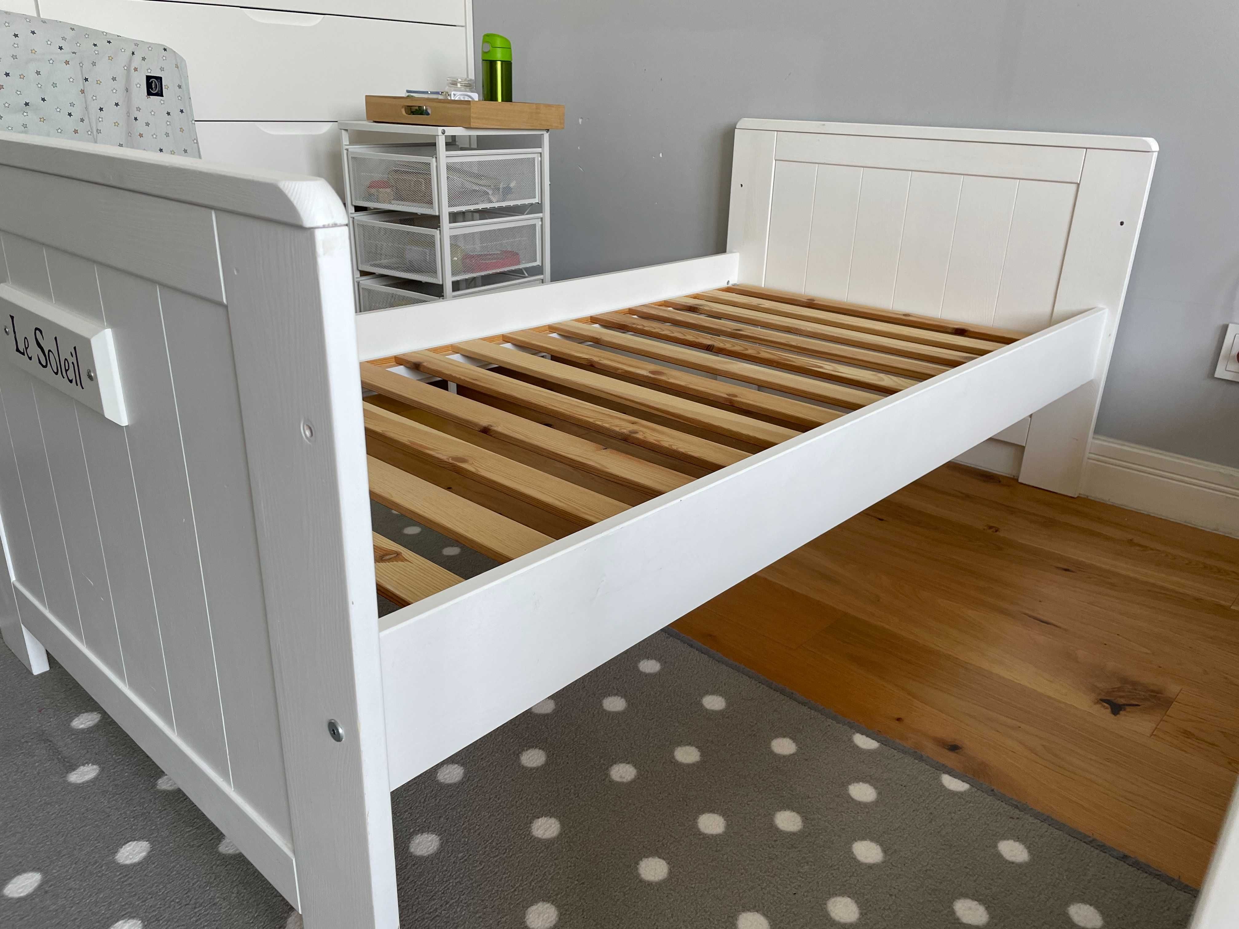 Białe łóżeczko dziecięce, 100% drewniane Pinio