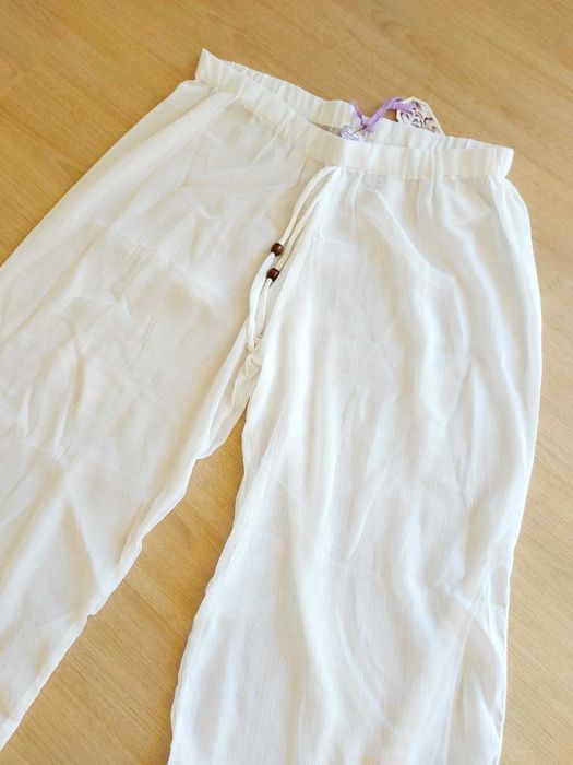 Calça leve branca e vermelha