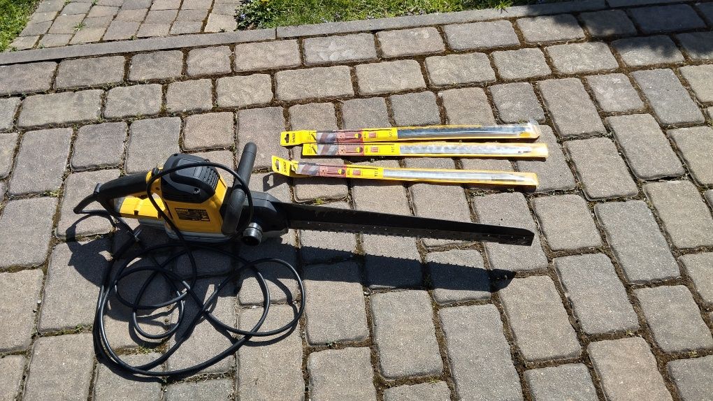 Piła szablasta aligator DeWalt + brzeszczoty