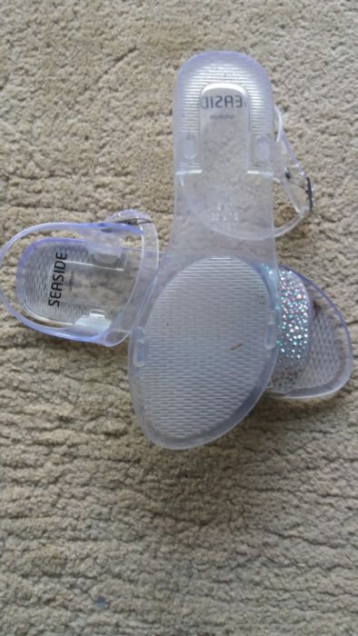 Sabrinas e sandálias. 38