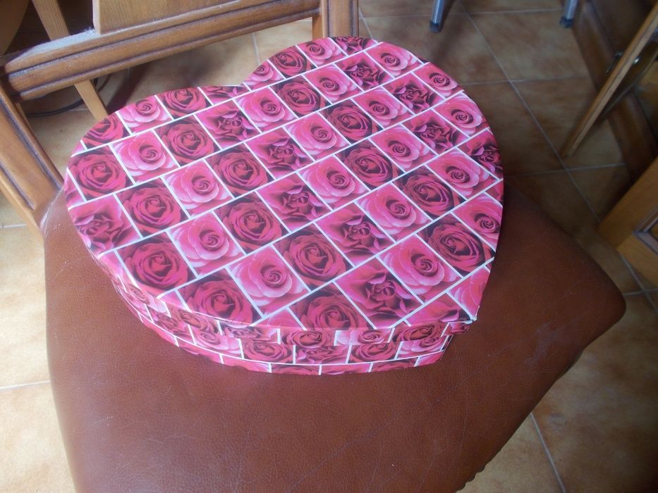 caixa com chávenas de café e pires