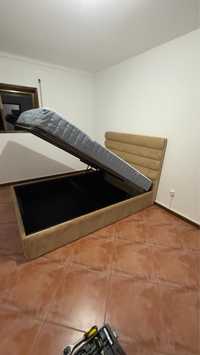 Cama com estrado elevatório.