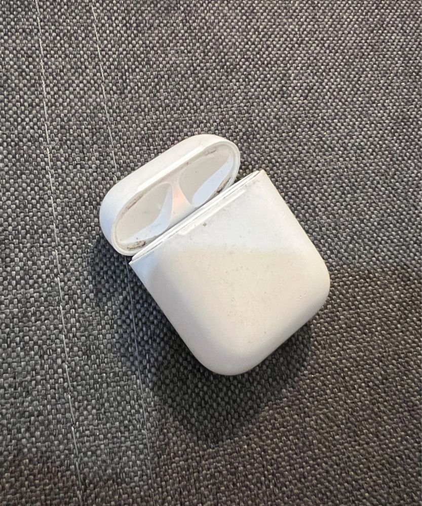 Продам кейс airpods 1 original без навушників
