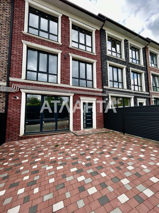 Танхаус зданий+ 2 гаражі з документами