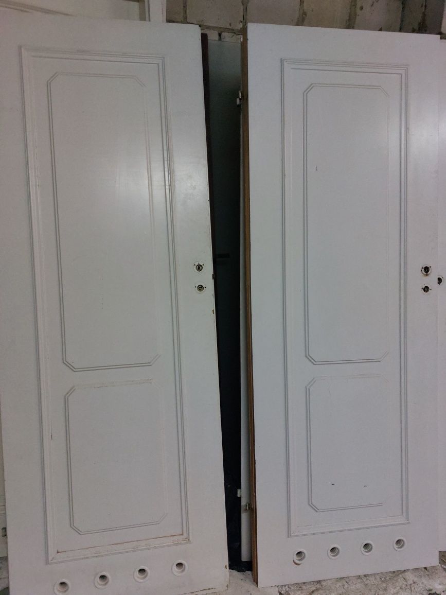 Drzwi białe stylowe 70 i 80
