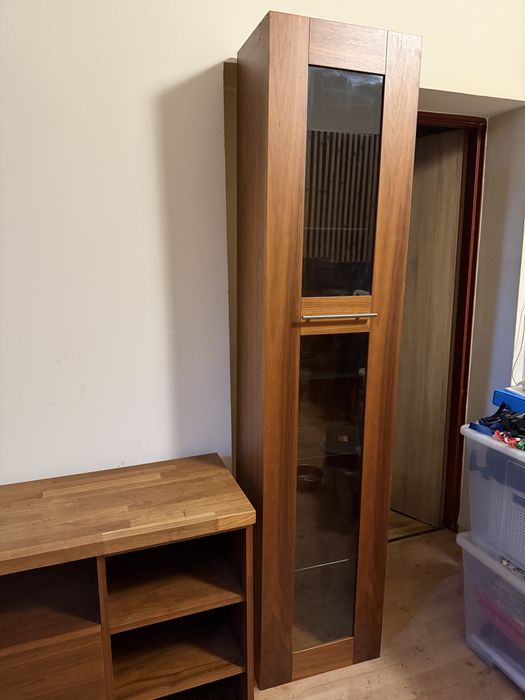 Witryna kolumna z prawdziwego drewna wisząca z półkami szklanymi