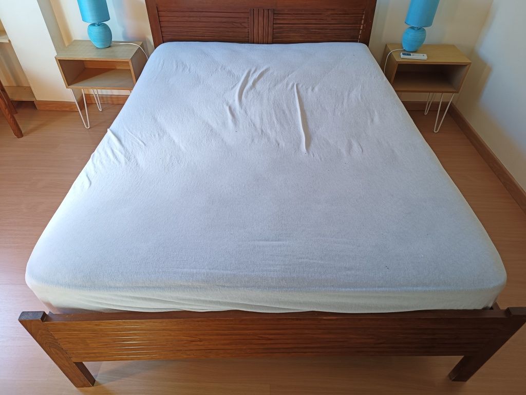 Cama de casal em madeira