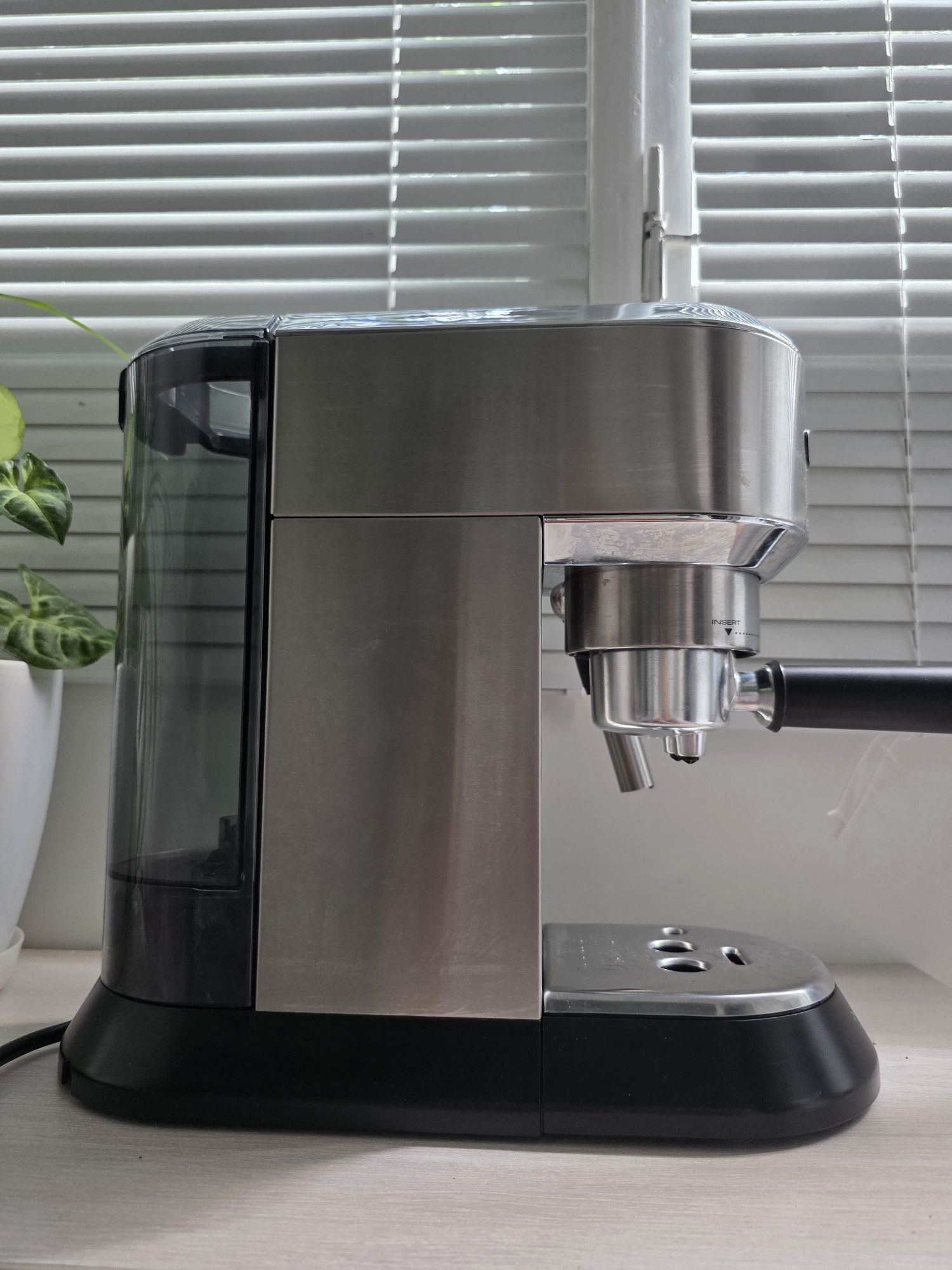 Продам Кавоварку рожкову DELONGHI Dedica EC685.M