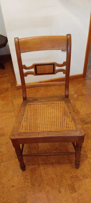 Cadeira antiga estilo clássico e artesanal