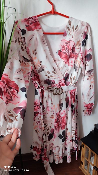 Piękna elegancka sukienka dekolt v z paskiem w talii komunia chrzest