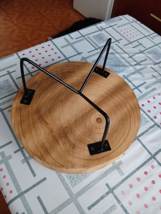 Podstawka drewniana na 3 nogach