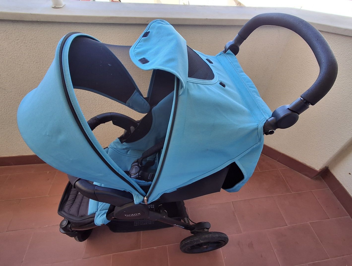 Cadeira Auto Ovo (base isofix) + Carrinho passeio Britax Romer
