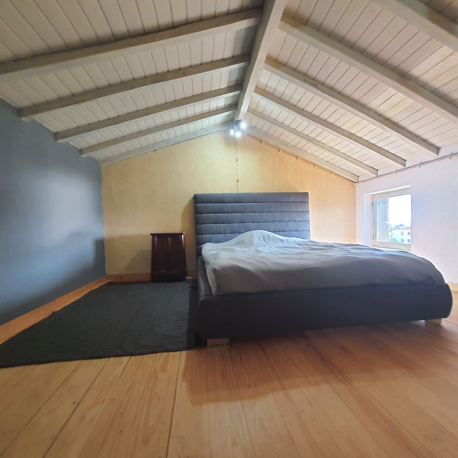 Alugo Casa Renovada