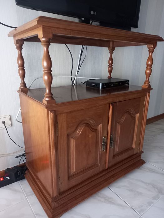 Vários móveis em madeira de castanho,  maciça