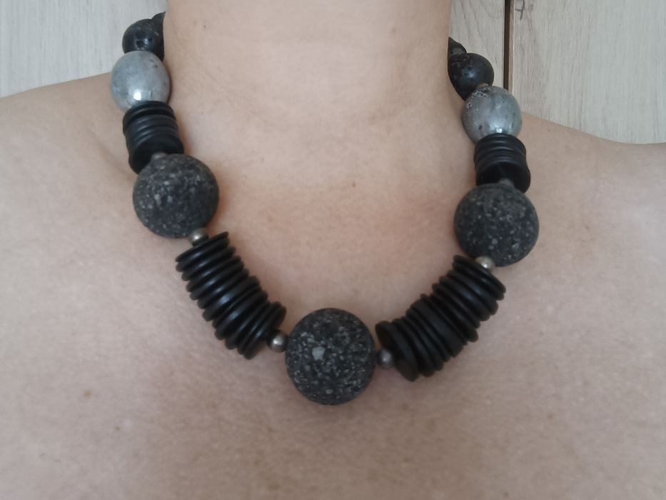 Naszyjnik z naturalnych kamieni. Kamień wulkaniczny, porcelana i drzew