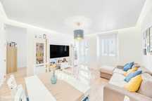 Apartamento T3+1 remodelado, com cozinha equipada, em Arroios