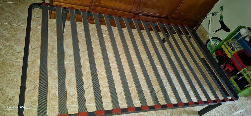 Cama de corpo e meio sem colchão