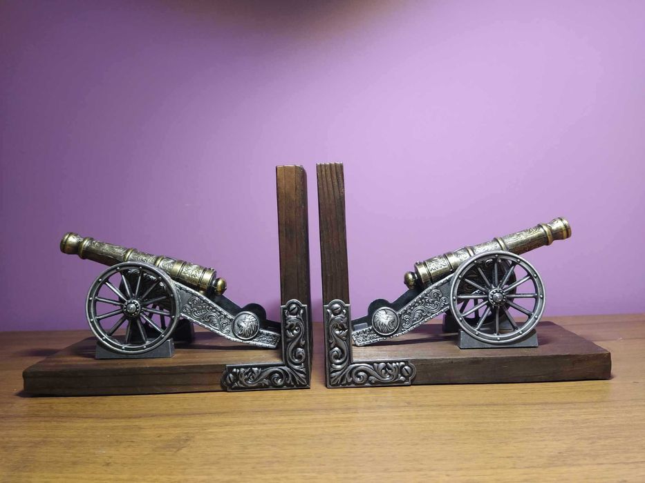 Historyczne podpórki do książek z armatkami