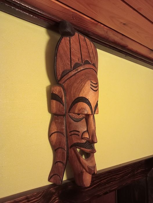 Maska afrykańska rzeźbiona w drewnie