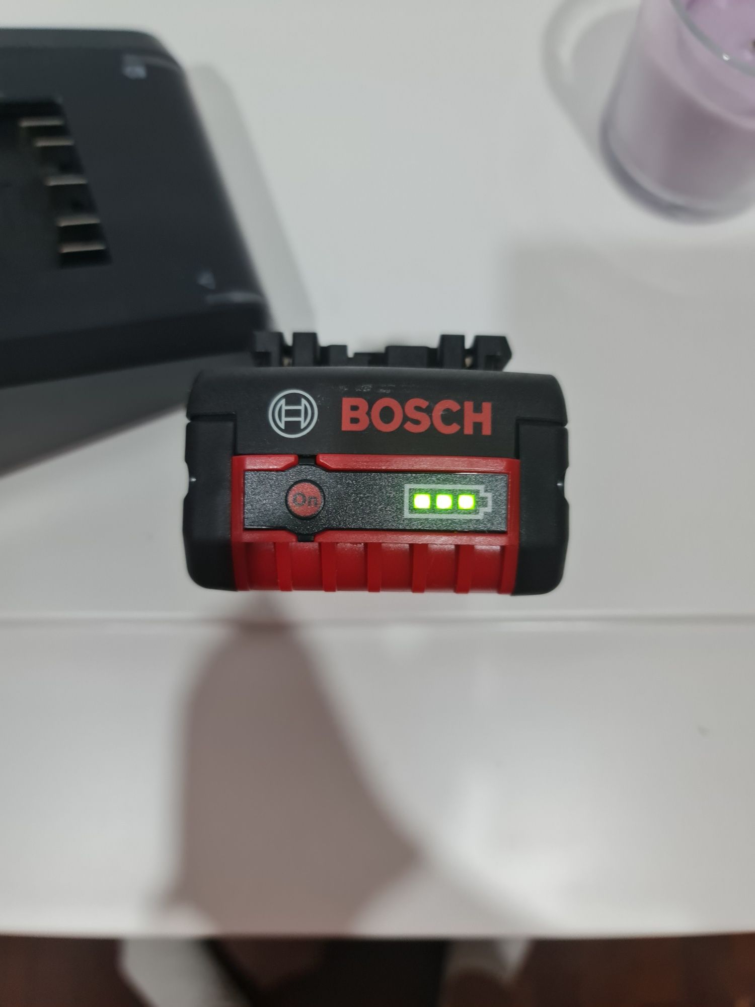 Bateria e Carregador Bosch Profissional 4.0A
