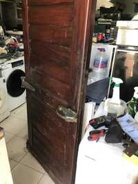 Porta de madeira de arca frigorífica antiga