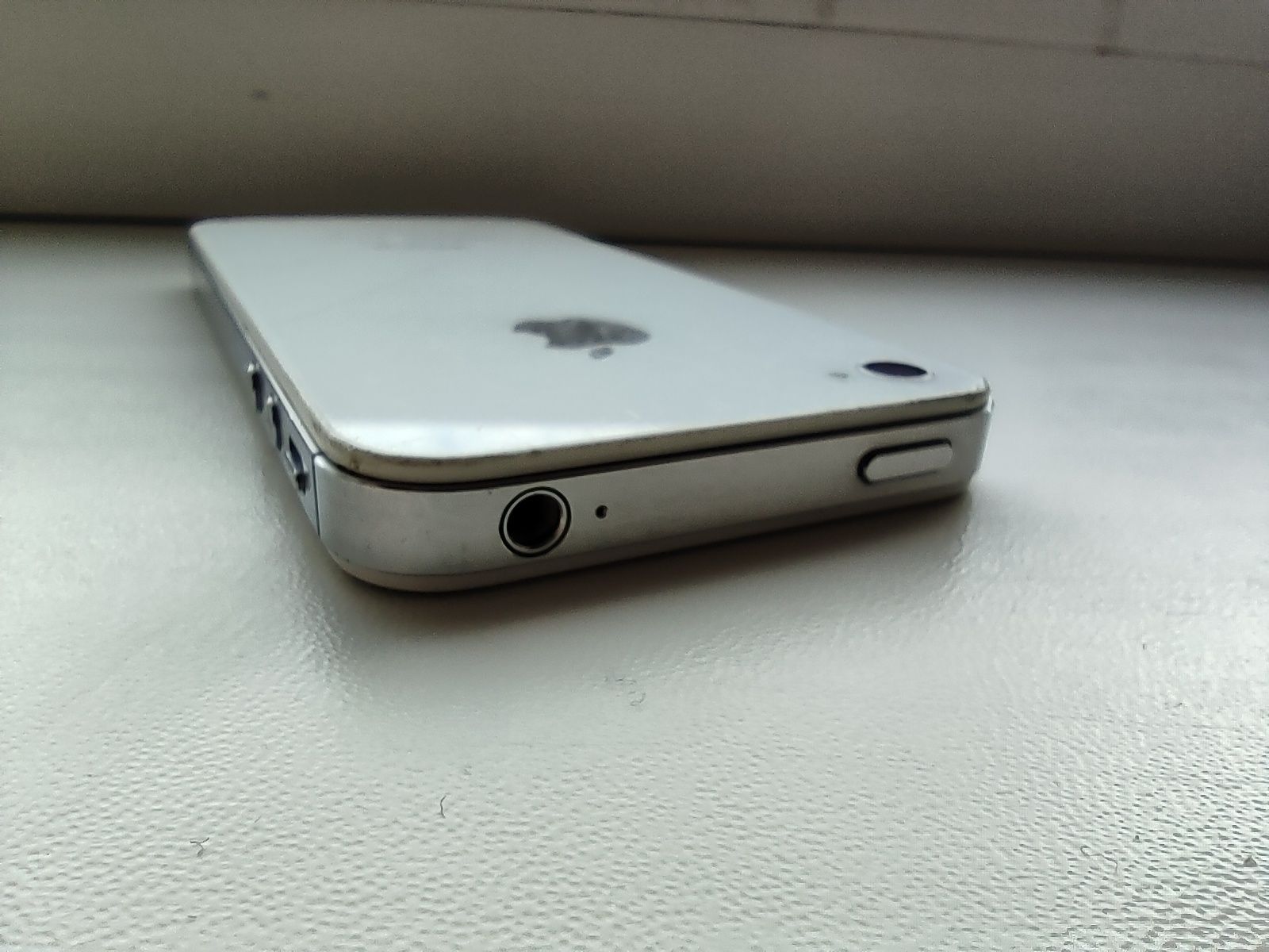 Продам iPhone 4S на айклауді