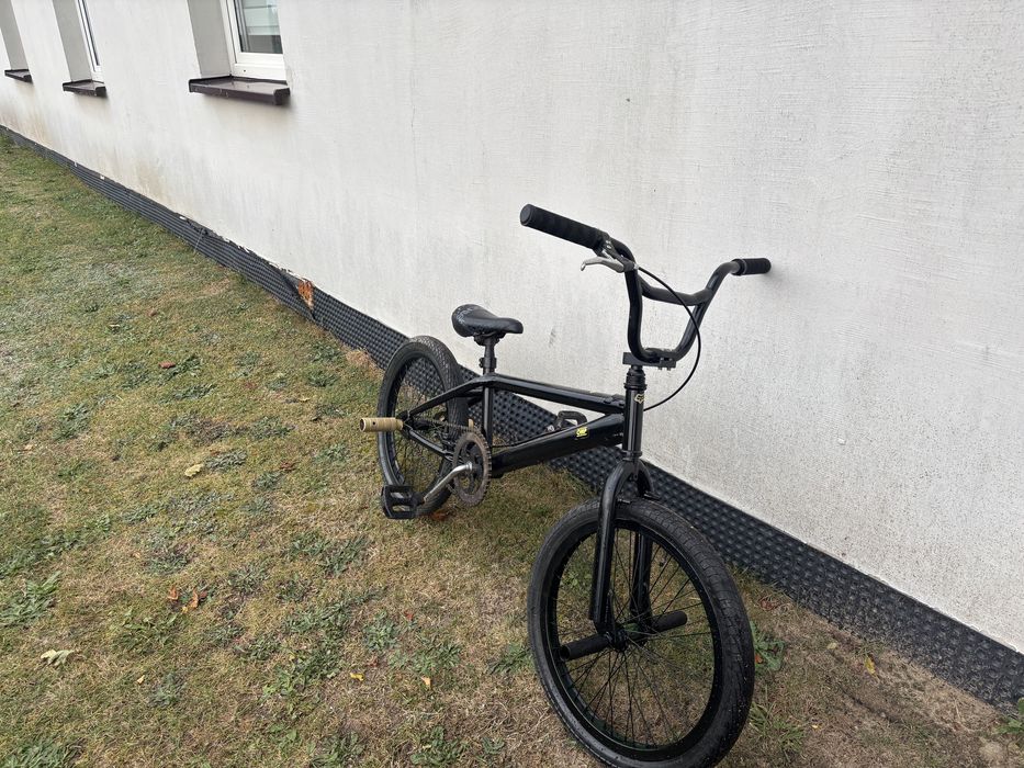 Rower bmx czarny.
