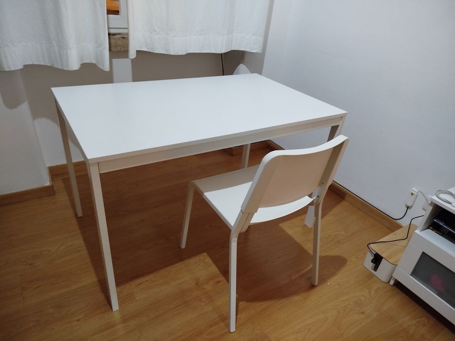 Mesa extensivel VIHALS IKEA 1,20/1,80 com 5 cadeiras TEODORES