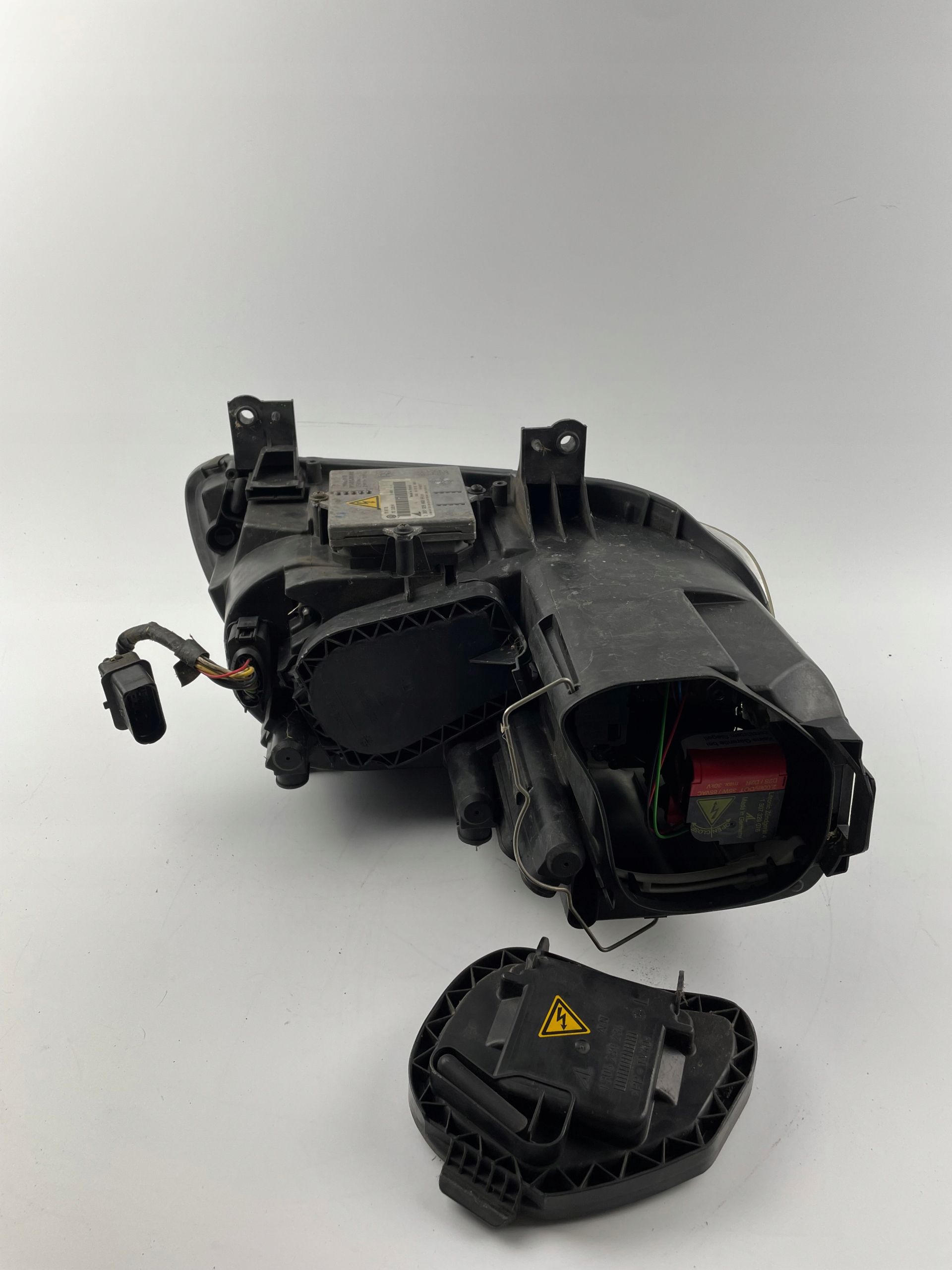 VW TOURAN I CADDY lampa przednia lewa xenon