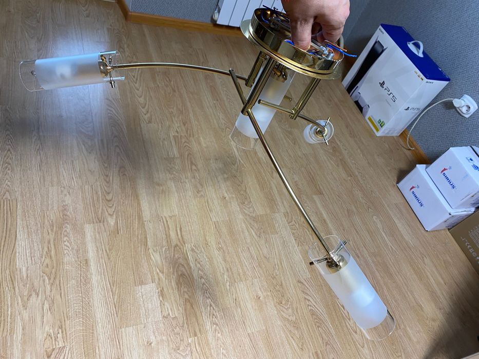 Люстра припотолочная на 4 плафона